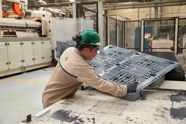 Cómo elegir proveedor de tarimas plásticas: Guía esencial