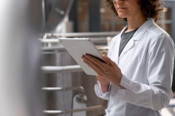Cómo las tarimas plásticas genéricas afectan auditorías