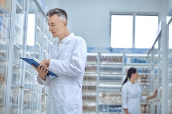 Tarimas convencionales: 3 riesgos en industria farmacéutica 