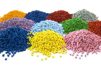 ¿Por qué el material plástico es versátil para fabricar productos? 